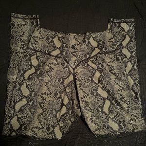Buffbunny snake print legging